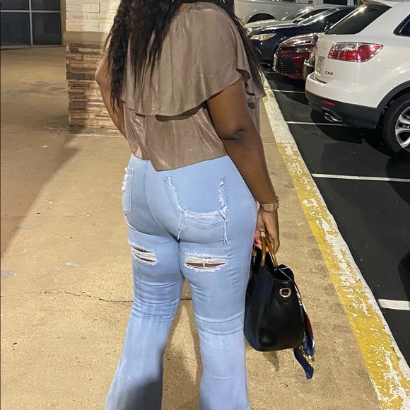 Relaxed Style Ruffled Top - Picture 16 of 16